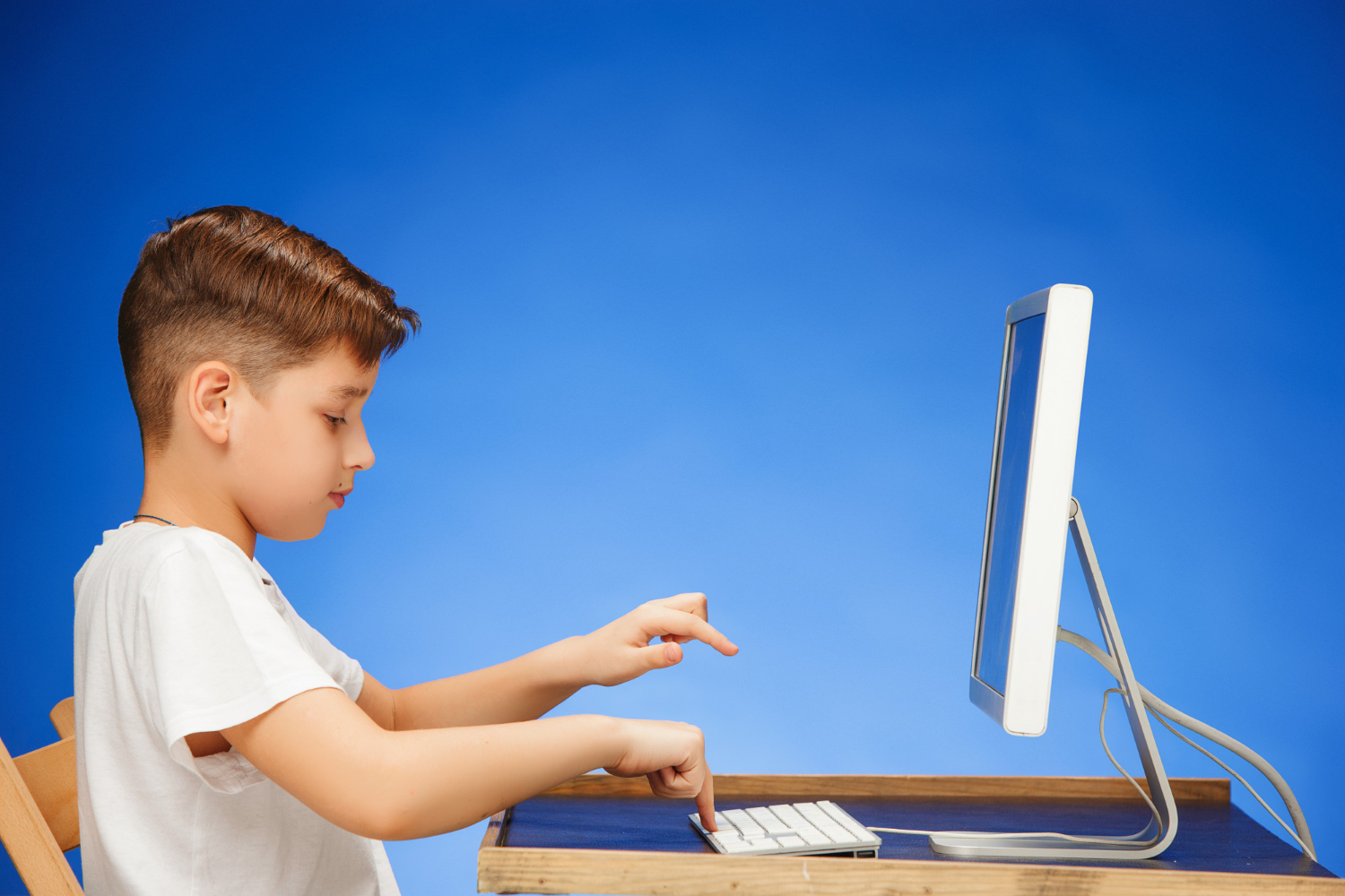 طفل يستخدم الكمبيوتر